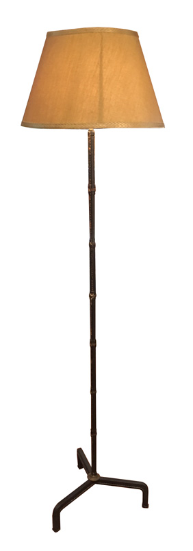 Jacques Adnet: Lampada da terra Thin bamboo del XX Secolo DesignDimensioni: 46cm diam x 168 H. Opera d'arte esemplare - Robertaebasta® Art Gallery opere d’arte esclusive.